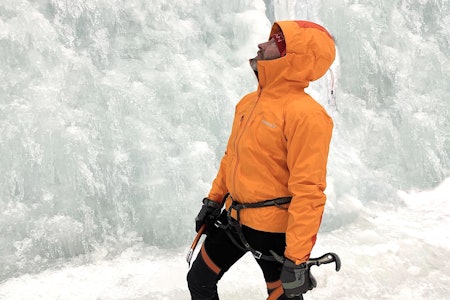 Is! Norrøna Trollveggen er lett og meget godt egnet til isklatring. Her på anlegget Snø i Lørenskog. Foto: Dag Hagen