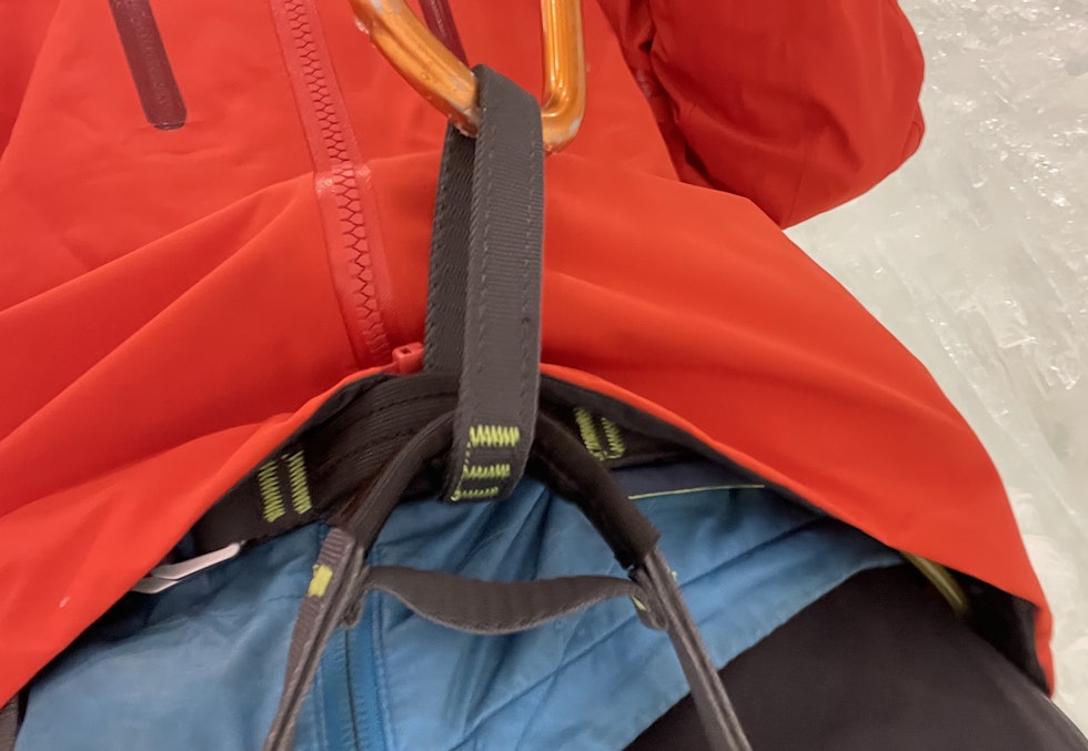 Merkelig: At Alpha SV Gore-Tex ikke har toveis glidelås overrasker oss. Jakka brukes jo også utenpå selen og da blir det kluss når man sikrer. Foto: Dag Hagen Merkelig: At Alpha SV Gore-Tex ikke har toveis glidelås overrasker oss. Jakka brukes jo også utenpå selen og da blir det kluss når man sikrer. Foto: Dag Hagen