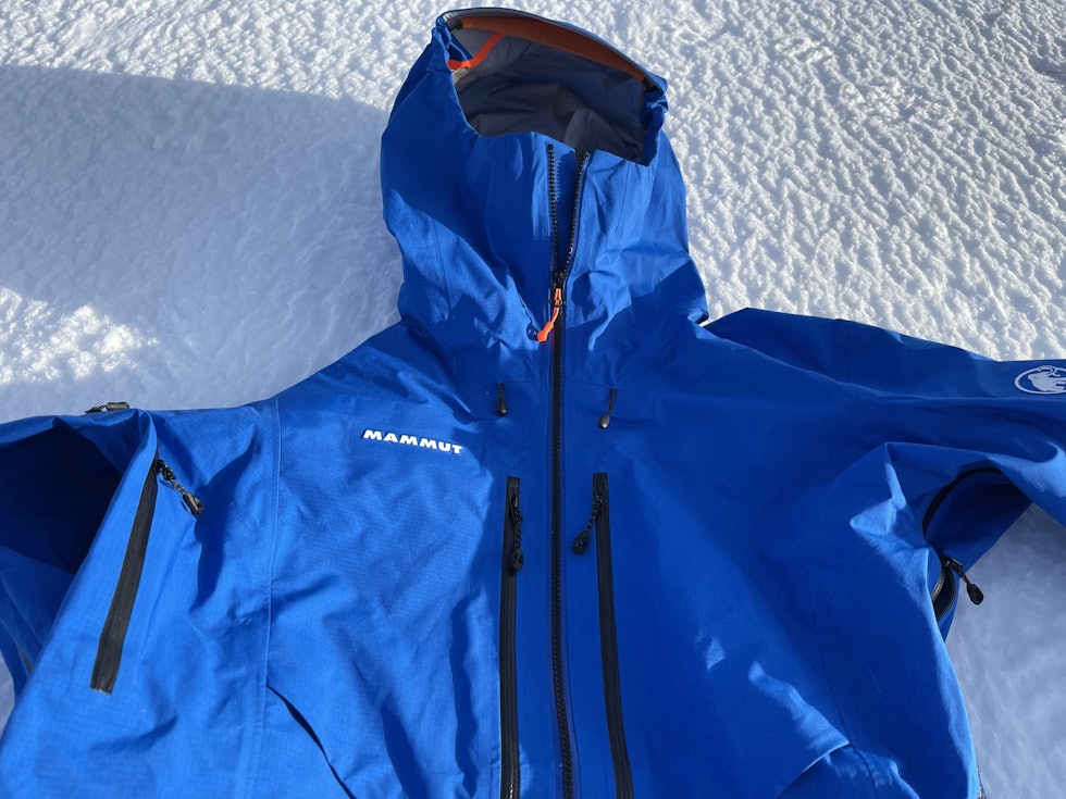 Finesser: Nordwand Advanced HS Hooded Jacket har god lufting under armene, gode lommer i front og bra justering av hetta. Foto: Dag Hagen Finesser: Nordwand Advanced HS Hooded Jacket har god lufting under armene, gode lommer i front og bra justering av hetta. Foto: Dag Hagen