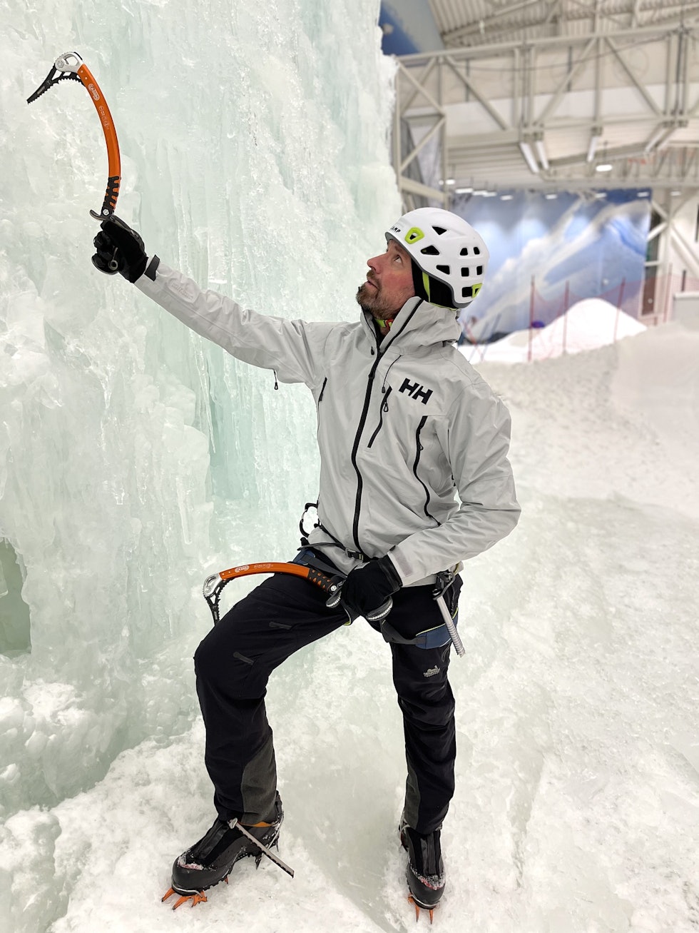 I praksis: Helly Hansen Odin 9 World Infinity Shell Jacket  på ekte is på anlegget Snø i Lørenskog. Foto: Erik Neergaard