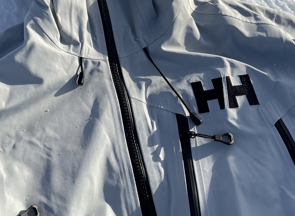 I front: Helly Hansen Odin 9 World Infinity Shell Jacket har to gode lommer i front, samt en mindre brystlomme i front. Vi ser også stramming av hetta, som fungerer bra. Foto: Dag Hagen