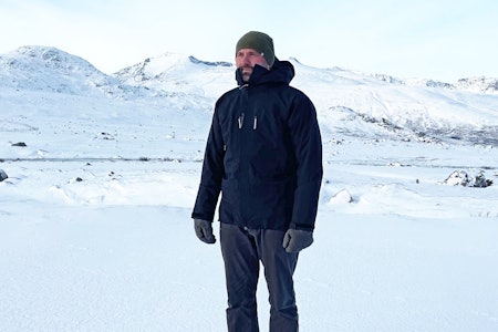 Med utsikt: Houdini RollerCoaster Jacket er i matt svart og det er ikke så lett å se de estetiske nyansene. På det praktiske er den meget bevegelig og behagelig. Foto: Karoline Lund Hagen Med utsikt: Houdini RollerCoaster Jacket er i matt svart og det er ikke så lett å se de estetiske nyansene. På det praktiske er den meget bevegelig og behagelig. Foto: Karoline Lund Hagen