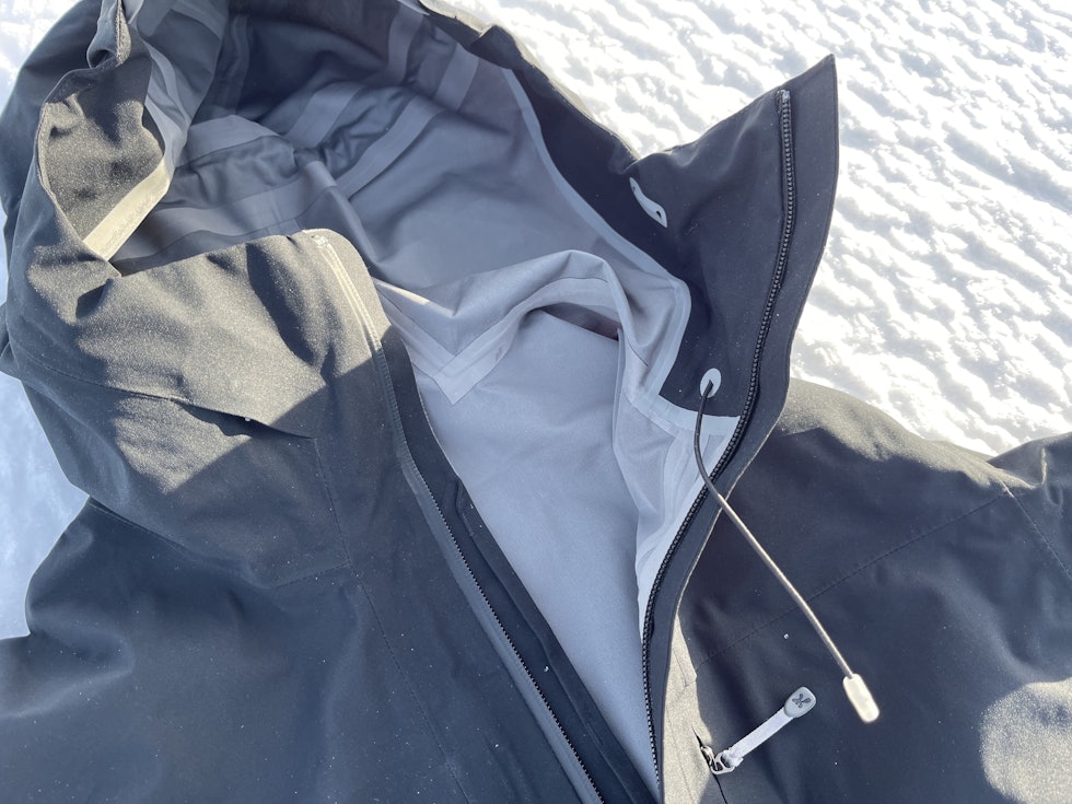 Upraktisk: Hettestamming foran ligger på innsiden av jakka, så glidelåsen må ned for å stramme. Foto: Dag Hagen Upraktisk: Hettestamming foran ligger på innsiden av jakka, så glidelåsen må ned for å stramme. Foto: Dag Hagen