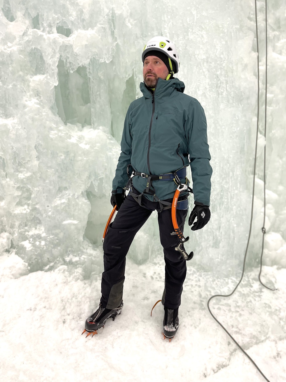 I praksis: Black Diamond Highline Stretch Shell snart på vei opp i isen på vinteranlegget Snø på Lørenskog. Foto: Erik Neergaard I praksis: Black Diamond Highline Stretch Shell snart på vei opp i isen på vinteranlegget Snø på Lørenskog. Foto: Erik Neergaard