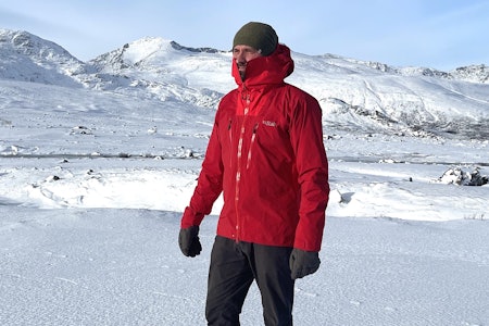 God sak: Rab Muztag GTX Ascent Jacket har det meste av det du ønsker av en skalljakke. Foto: Karoline Lund Hagen God sak: Rab Muztag GTX Ascent Jacket har det meste av det du ønsker av en skalljakke. Foto: Karoline Lund Hagen