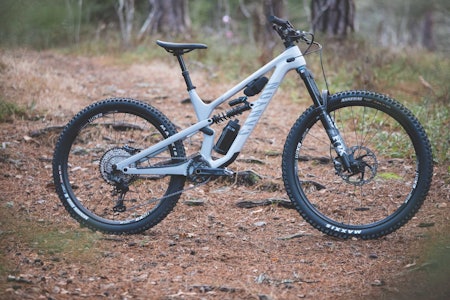 SPESIALVERSJON: Canyon Spectral CF8 CLLCTV skiller seg litt ut fra de andre Spectral-modellene. Foto: Kristoffer H. Kippernes. test av canyon stisykkel