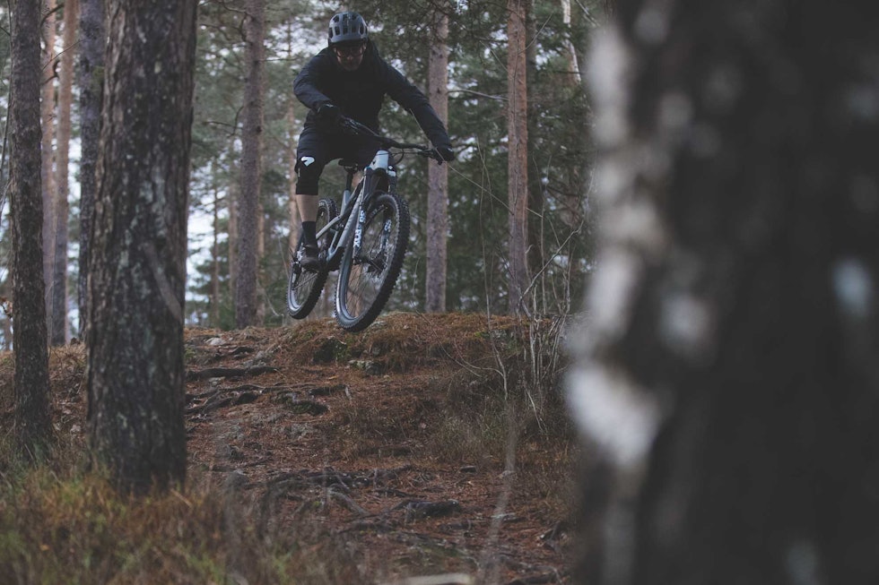 TRIVES GODT: Canyon Spectral CF8 liker luft under hjulene. Testrytter Kristoffer H. Kippernes tester på ingen måte grensene til sykkelen her. Foto: Øyvind Aas. test av canyon stisykkel