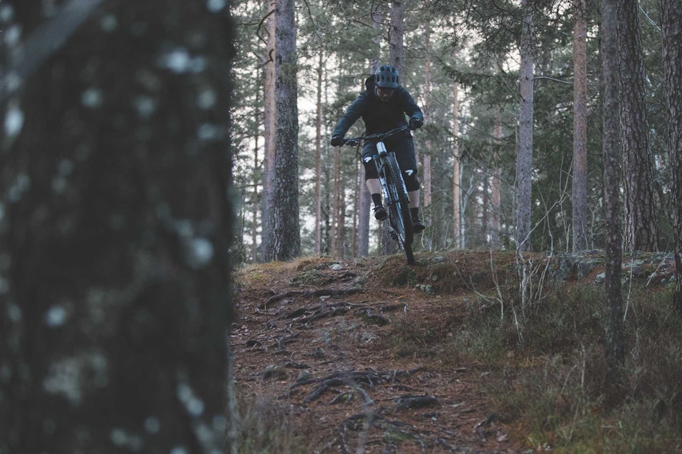 MYE MORO: Både hjulstørrelse, geometri og komponentvalg innbyr til både lek og moro på denne sykkelen. Foto: Øyvind Aas. test av canyon spectral CF 8