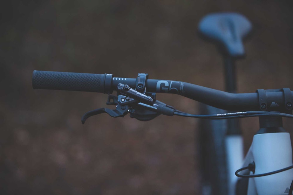 RYDDIG: Shimano-komponentene på styret er pent integrert, vaierføringen likeså. Foto: Kristoffer H. Kippernes. test av canyon spectral CF8 mullet