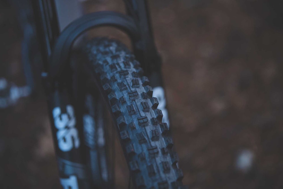 KRAFTIGE DEKK: Det må til på en sykkel som er laget for å herje med. Maxxis Assegai gjør jobben i front på Canyon Spectral CF8 CLLCTV. Foto: Kristoffer H. Kippernes. test av canyon spectral cf8 mullet