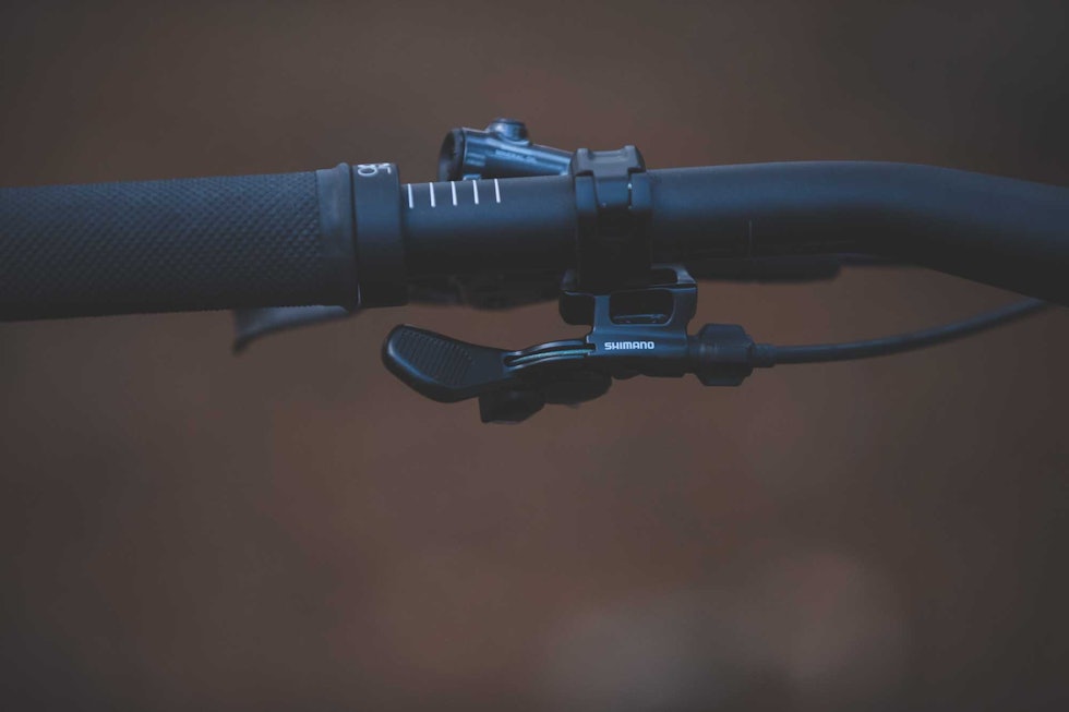MIKS: Senkepinnen er det Canyon selv som står for, og de bruker Shimanos bryter som kan integreres med bremsen på styret for et ryddig oppsett. Foto: Kristoffer H. Kippernes. test av canyon spectral cf8 mullet