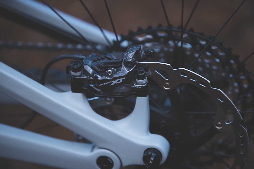 KRAFTIGE: Med fire stempler i hver kaliper og store bremseskiver, er det heldigvis ikke noe problem å ta ned farten på denne sykkelen. Foto: Kristoffer H. Kippernes. test av canyon spectral cf8 mullet