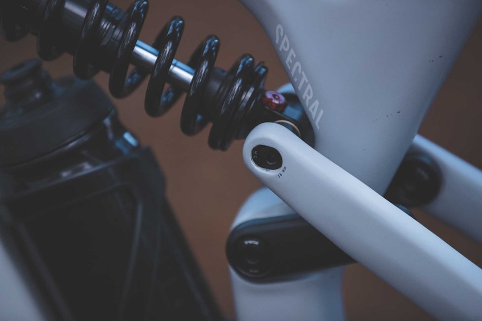 JUSTERING: Ved å snu på den lille metallbiten i demperopphenget kan du justere styrevinkelen på sykkelen. Foto: Kristoffer H. Kippernes. test av canyon spectral cf8