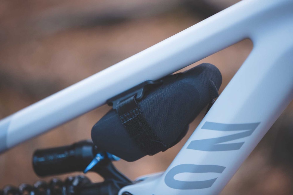 PRAKTISK: En liten veske følger med som du kan putte ekstra slange eller annet tilbehør i. Slettes ikke dumt, mener vi. Foto: Kristoffer H. Kippernes. test av canyon spectral cf8 mullet