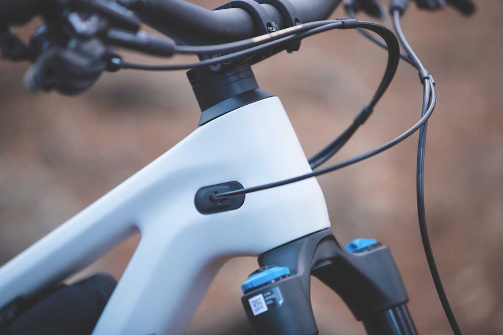 STRAMT: Vi har blitt vant til god vaierføring på sykler fra Canyon, Spectral CF8 CLLCTV er intet unntak. Foto: Kristoffer H. Kippernes. test av canyon spectral CF8 mullet