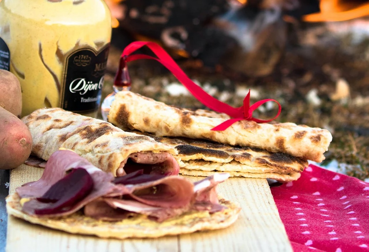 LEFSEGODT: Du kan gjere potetlefser på tur til eit lite prosjekt ved å laga dei sjølv og kanskje steika dei ute? Perfekt for barnehagar eller som julekos for heile familien. Foto: Sigrid Henjum potetlefse turmat