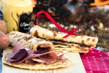 LEFSEGODT: Du kan gjere potetlefser på tur til eit lite prosjekt ved å laga dei sjølv og kanskje steika dei ute? Perfekt for barnehagar eller som julekos for heile familien. Foto: Sigrid Henjum   potetlefse turmat