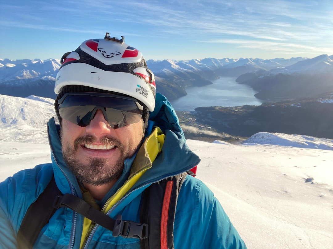 PÅ TOPPTUR: Oscar Almgren på tur på Sunnmøre tidligere i november. Foto: Oscar Almgren Oscar Almgren på topptur