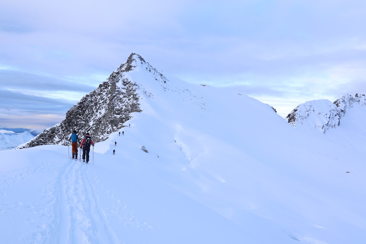 TOPPTUR: Det går mot en fin toppturhelg. Her har Erlend Wassdahl Meirik (13) og Malin Wassdahl toppen av Trolltind på Nordmøre i sikte forrige helg. Foto: Siv-Elin Skogen Trolltinden topptur