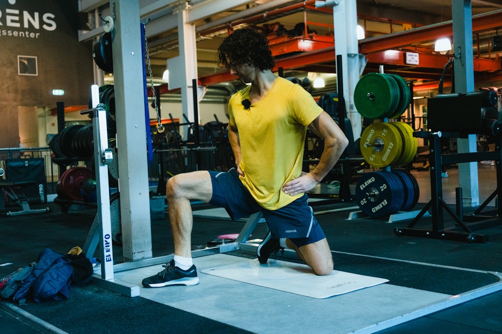 KNESTÅENDE UTFALL: Tre ulike varianter av denne øvelsen vil være med på å øke styrke og mobilitet i hoftene. Foto: Christian Nerdrum