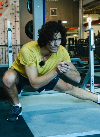 COSSACK SQUAT: Cossack Squat er en form for utfall, der du går ut til sidene og dypt ned i knær og hofter. (Her er Cossack nivå 2, uten vekter). Foto: Christian Nerdrum COSSACK SQUAT: Cossack Squat er en form for utfall, der du går ut til sidene og dypt ned i knær og hofter. (Her er Cossack nivå 2, uten vekter). Foto: Christian Nerdrum