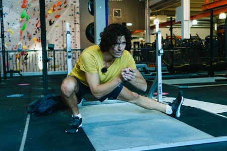 COSSACK SQUAT: Cossack Squat er en form for utfall, der du går ut til sidene og dypt ned i knær og hofter. (Her er Cossack nivå 2, uten vekter). Foto: Christian Nerdrum COSSACK SQUAT: Cossack Squat er en form for utfall, der du går ut til sidene og dypt ned i knær og hofter. (Her er Cossack nivå 2, uten vekter). Foto: Christian Nerdrum