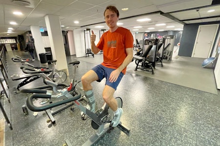 OPPTRENING: Nikolai Schirmer under en treningsøkt på Sats. Legg merke til høyre fot. Foto: Privat Nikolai Schirmer