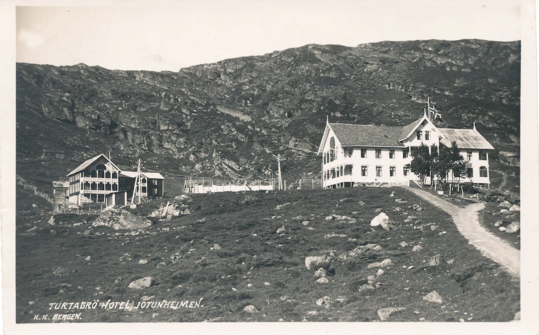 Turtagrø har vært en viktig destinasjon i norsk fjellsporthistorie - omkranset av de ville fjellene i Hurrungane. Foto: postkortbilde av Birger Løvland Turtagrø har vært en viktig destinasjon i norsk fjellsporthistorie - omkranset av de ville fjellene i Hurrungane. Foto: postkortbilde av Birger Løvland