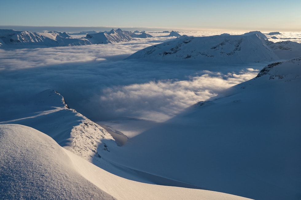 UTSIKT I VINTERLYS: Spiterstulen er omkranset av snøsikre 2000-meterstopper. Selv om det ikke er usannsynlig med puddersnø her på våren, kan skiopplevelsen være enda finere i vintermånedene.