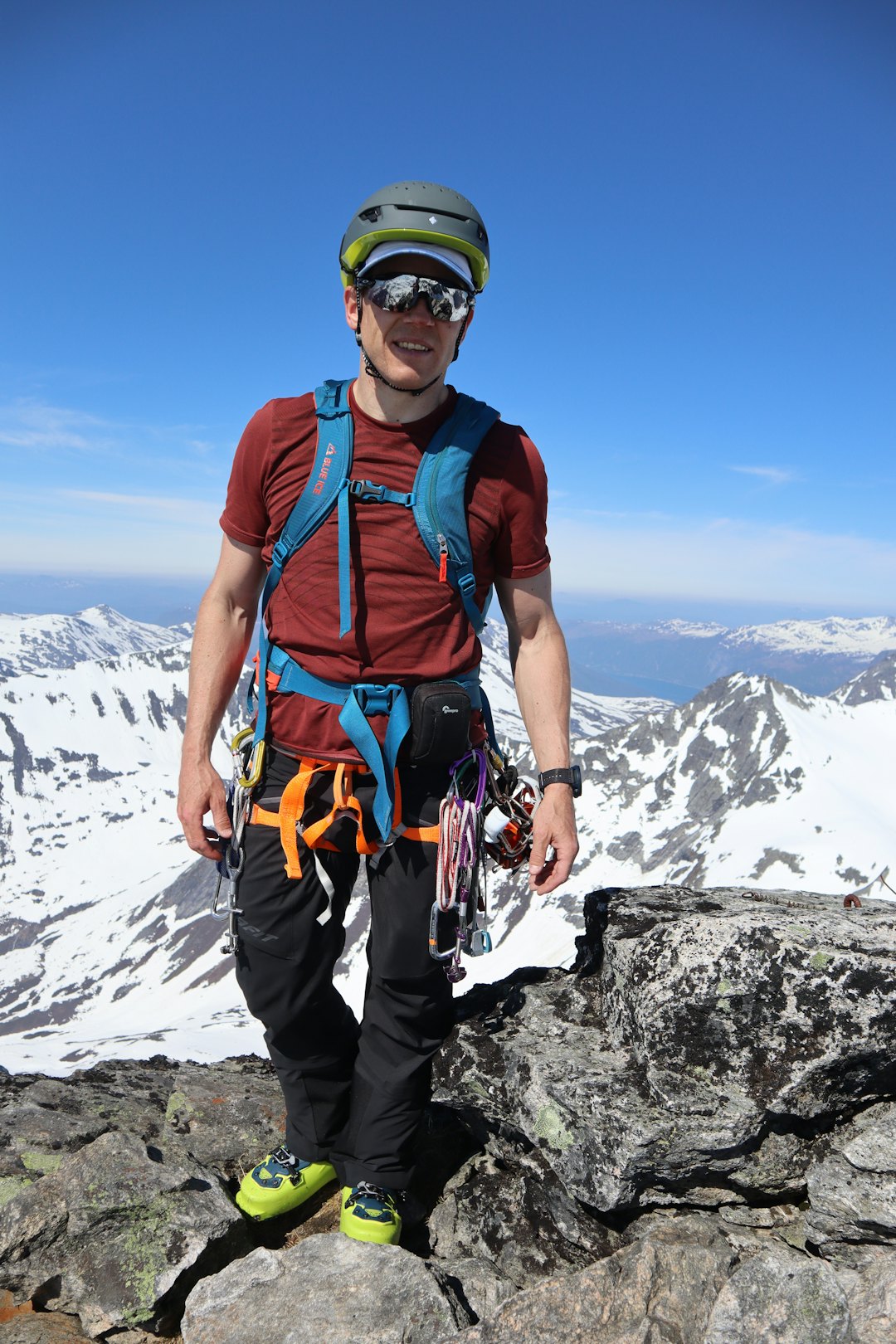 Sweet anbefaler lue under Ascender-hjelmen - eller caps på varme dager. Her er hjelmtester Tore Meirik på Gjuratind en varm dag i mai med Ascender MIPS på hodet. Foto: Siv-Elin Skogen Vi har testet Sweet Ascender MIPS