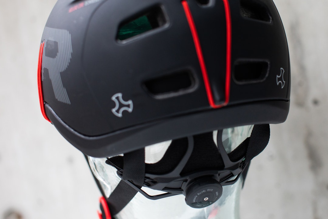 Strikkene for å fiksere google seg hodelykt mangler hempe og er litt kinkige å håndtere. Vi har testet Skitrab Aero