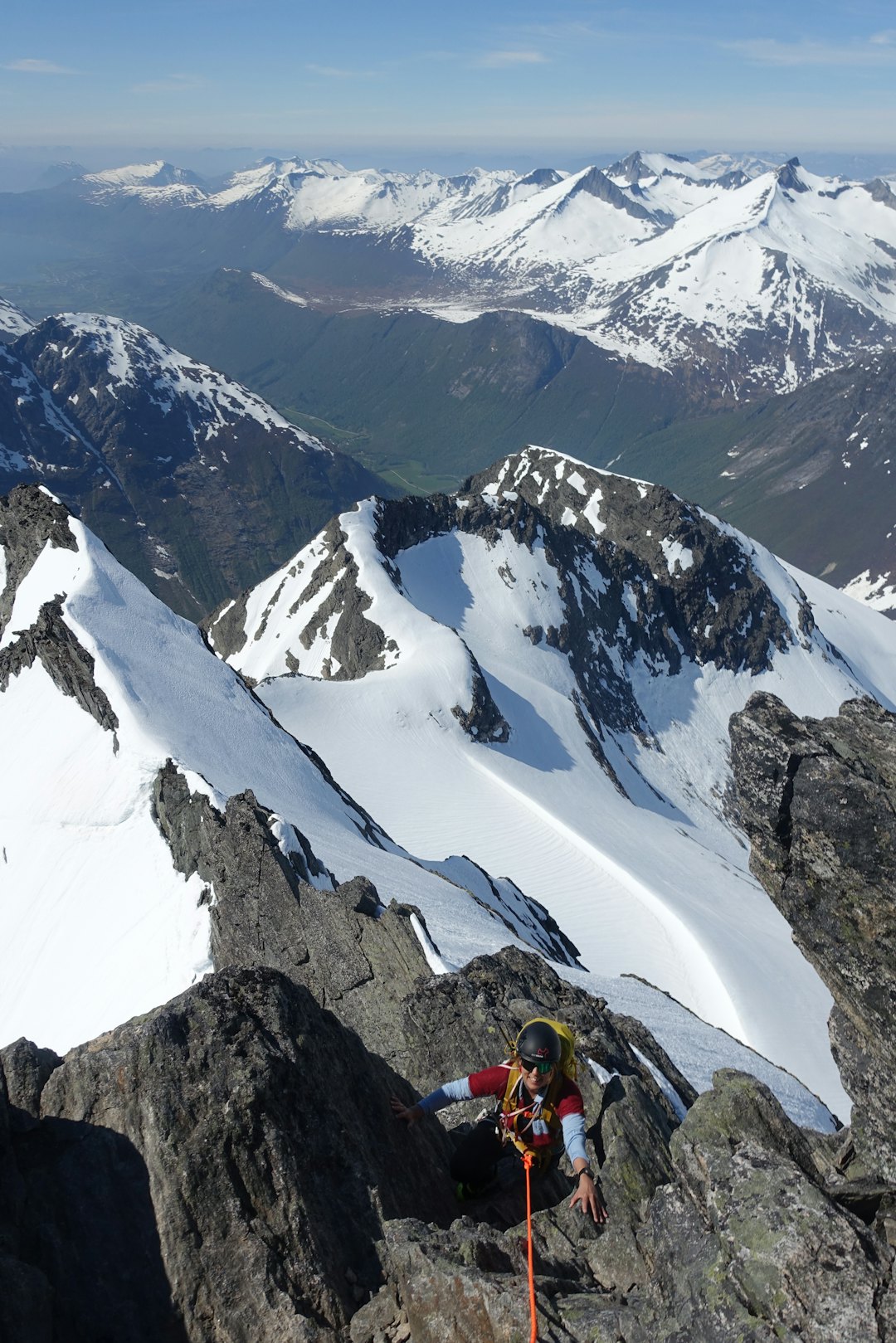 Siv-Elin Skogen nærmer seg toppen av Gjuratind i Romsdal med Skitrab Aero på hodet. Foto: Tore Meirik Testing av toppturhjelm på Gjuratind.