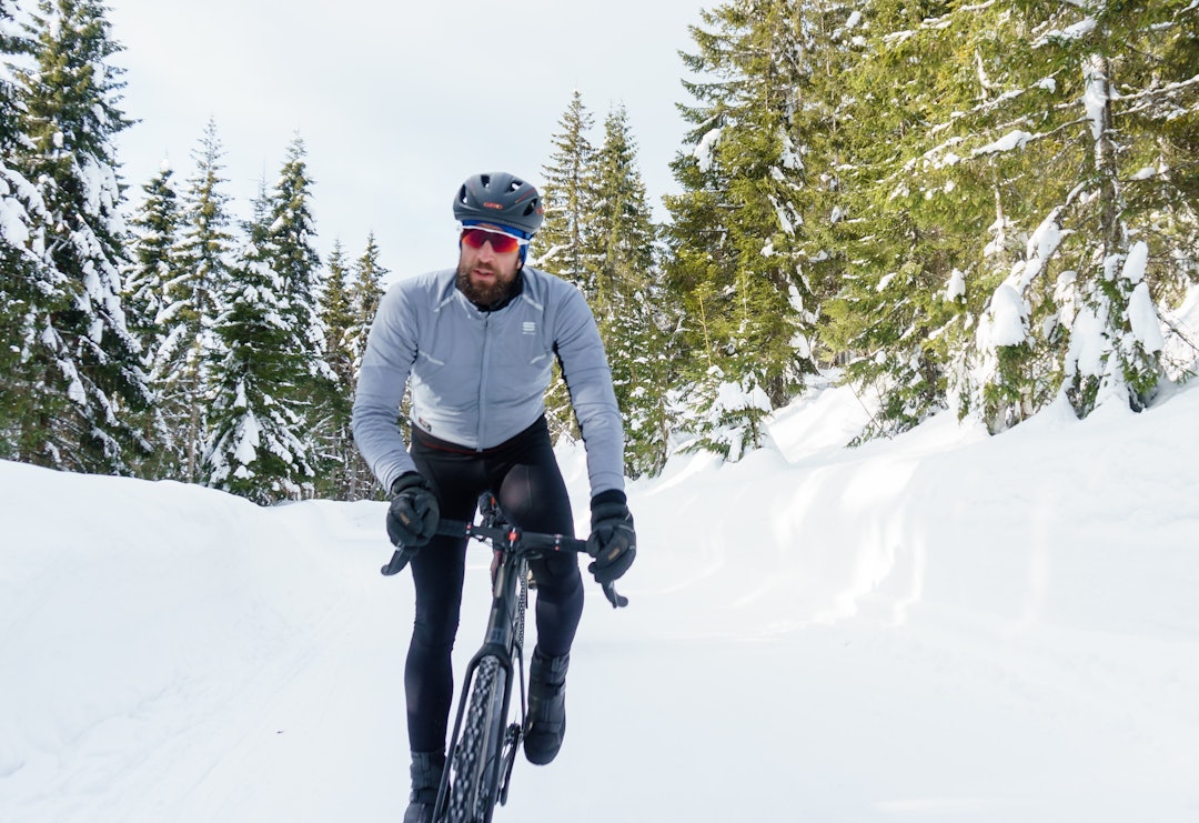 UTEN PUTE: Artikkelforfatteren i fint driv. Vanlig sykkelbukse innerst, vintersykkelbukse uten pute ytterst. Foto: Marcel Battle. 