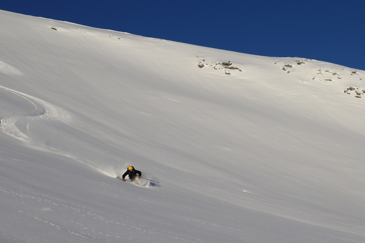 PUDDER: Det har både kommet, og skal komme mye nysnø på Nord-Vestlandet. Men under er det vedvarende svake lag, som gir betydelig skredfare. Her er Fri Flyts Tore Meirik forrige helg. Foto: Siv-Elin Skogen løssnø