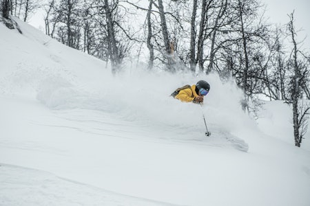 SJELDENT GODT TESTFØRE: Tore Meirik tester ski i ubunden snø i Hallingskarvet skisenter. Foto: Vegard Breie