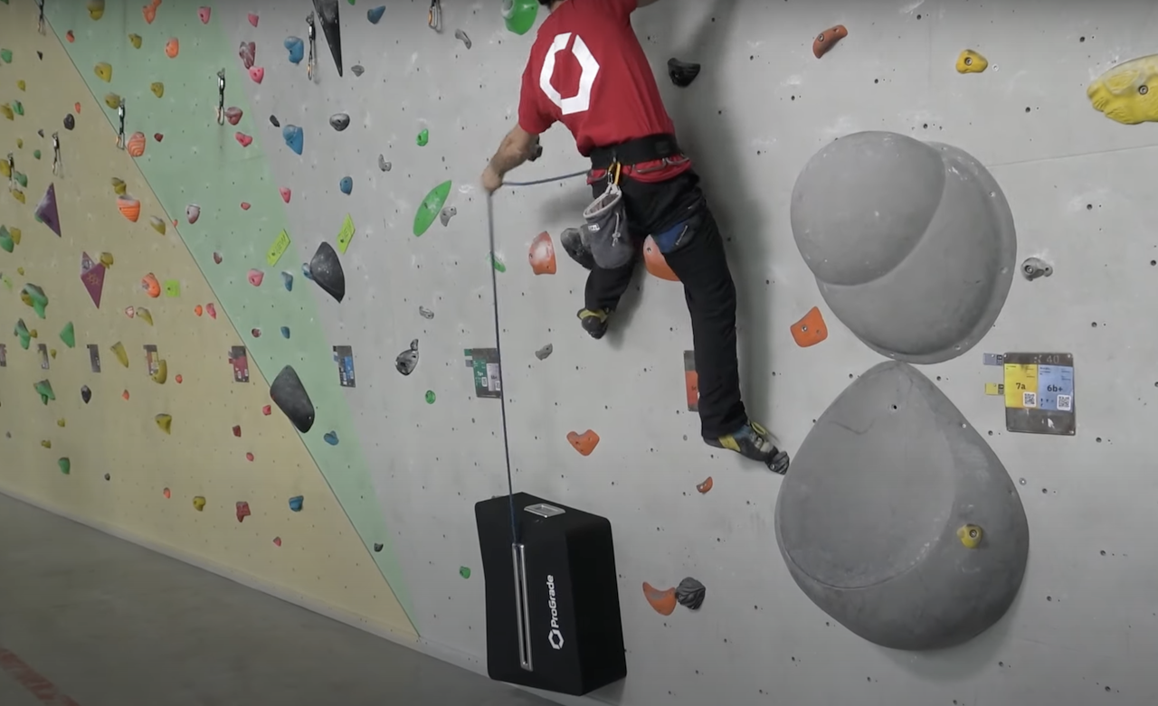 SOLO: Med Prograde-autobelayen kan du lede innendørsruter mutters alene. Snart kan du lede klatreruter alene med autobelay.