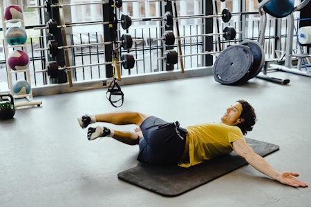 LETTERE VINDUSVISKER: Vindusviskeren fra stang er en krevende øvelse. Lettere, men med samme formål oppnår du ved å legge deg på ryggen på en matte og slippe bena ut til siden. Med eller uten knekk. Foto: Christian Nerdrum LETTERE VINDUSVISKER: Vindusviskeren fra stang er en krevende øvelse. Lettere, men med samme formål oppnår du ved å legge deg på ryggen på en matte og slippe bena ut til siden. Med eller uten knekk. Foto: Christian Nerdrum