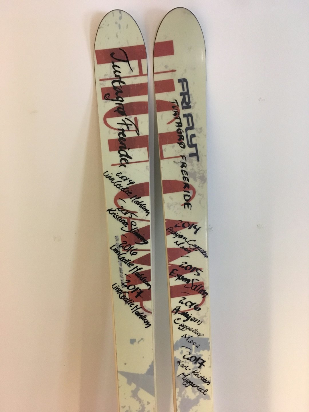 Vi har en jenteski og en gutteski for de som vinner konkurransen. Du får da lov til å signere på skien om du vinner i din klasse! Vi har en jenteski og en gutteski for de som vinner konkurransen. Du får da lov til å signere på skien om du vinner i din klasse!