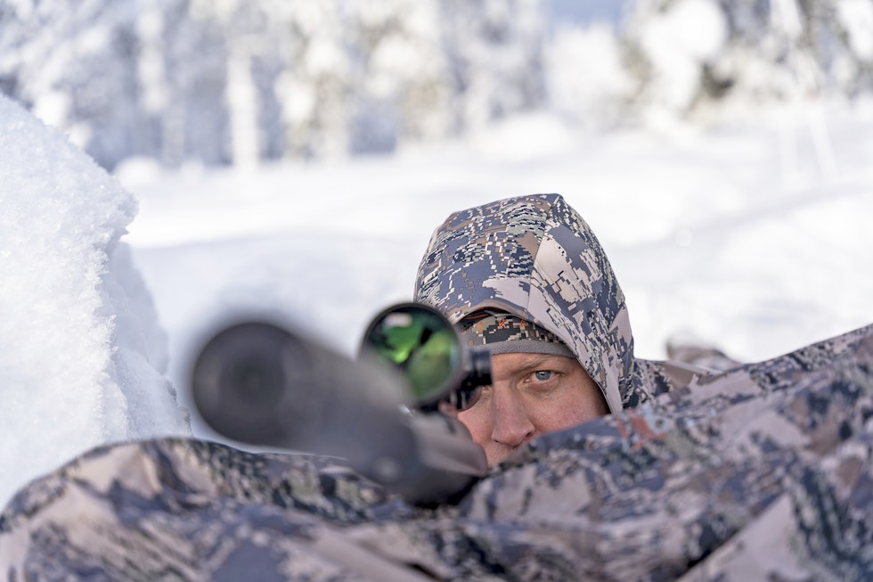 Raskt skudd: Rifla legges varsomt ned på sekken, før han kryper sammen nede i snøen bak kolben. Et svakt utpust, og smellet skjærer gjennom skogen.