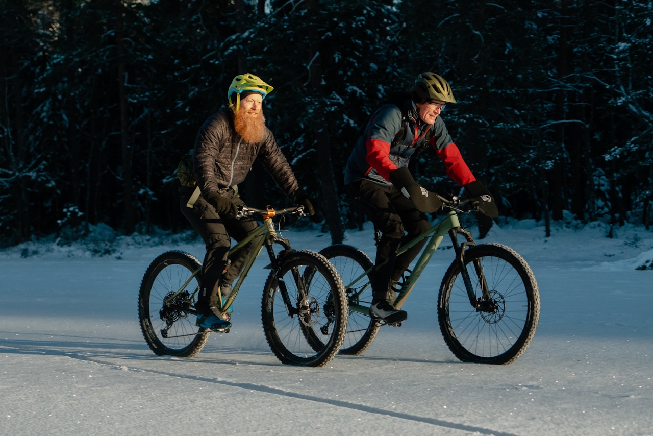 ISLAGT: Ett av tipsene til sykkelekspertene Aslak Mørstad og Øyvind Aas er (selvsagt) at du ikke begur deg ut på islagte vann uten å sjekke at isen er trygg først. Foto: Christian Nerdrum