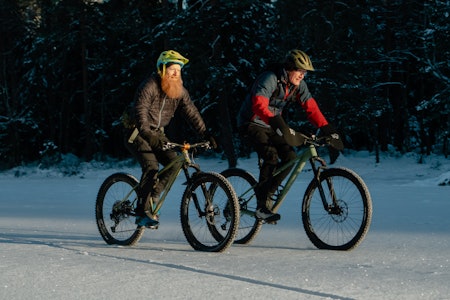 ISLAGT: Ett av tipsene til sykkelekspertene Aslak Mørstad og Øyvind Aas er (selvsagt) at du ikke begur deg ut på islagte vann uten å sjekke at isen er trygg først. Foto: Christian Nerdrum