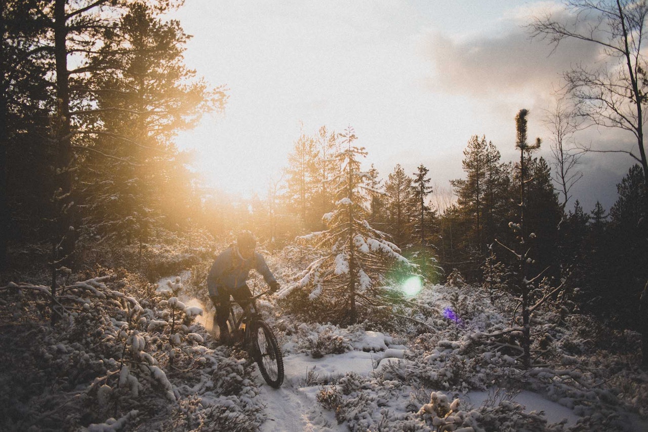 SISTE LYS: Jostein Erlandsen får med seg de siste strålene med dagslys en desemberdag i Lillomarka. Foto: Kristoffer H. Kippernes stisykling i maridalsrunden i oslo
