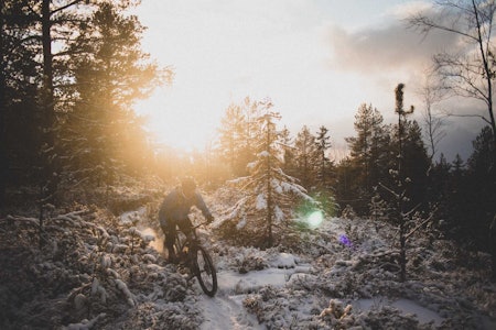 SISTE LYS: Jostein Erlandsen får med seg de siste strålene med dagslys en desemberdag i Lillomarka. Foto: Kristoffer H. Kippernes stisykling i maridalsrunden i oslo