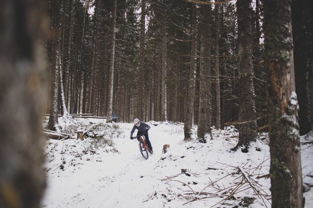 FINE UTFORKJØRINGER: Maridalsrunden har litt av alt - utforkjøringer er det flere av. Her setter Øyvind Gjermshus sving.Foto: Kristoffer H. Kippernes. stisykling i maridalsrunden i oslo