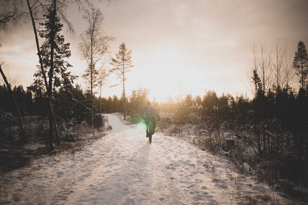 KORTE DAGER: Desember byr på mye fin sykling, men lite dagslys. Da gjelder det å komme seg ut når man har anledning. Foto: Kristoffer H. Kippernes stisykling i maridalsrunden i Oslo