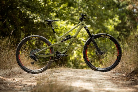NY TORQUE: Med 170 mm vandring foran og bak og 29-tommers hjul er det lite som stopper Canyons nye Torque.  Canyon Torque 29 2022