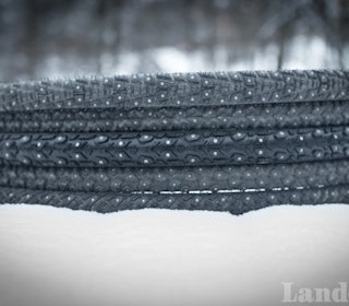 HOLKEFØRE: Med gode piggdekk er du sikret trygg transport og trening, vinteren gjennom. Foto: Henrik Alpers. HOLKEFØRE: Med gode piggdekk er du sikret trygg transport og trening, vinteren gjennom. Foto: Henrik Alpers.
