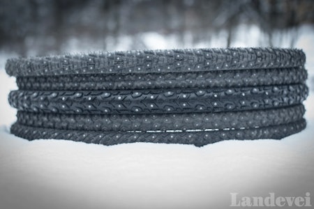 HOLKEFØRE: Med gode piggdekk er du sikret trygg transport og trening, vinteren gjennom. Foto: Henrik Alpers. HOLKEFØRE: Med gode piggdekk er du sikret trygg transport og trening, vinteren gjennom. Foto: Henrik Alpers.