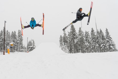 TRYVANN: Skimore Oslo har valgt en abonnementsløsning som sikrer lojale besøkende. Foto: Christian Nerdrum To skikjørere gjør splitthopp i skianlegg