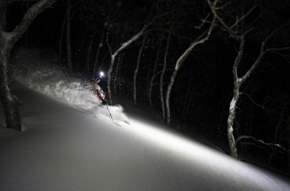 HODELYKTER: Moonlight har spesialisert seg på hodelykter og toppturski. Her representert med begge deler. Foto: Moonlight Mountain Gear HODELYKTER: Moonlight har spesialisert seg på hodelykter og toppturski. Her representert med begge deler. Foto: Moonlight Mountain Gear